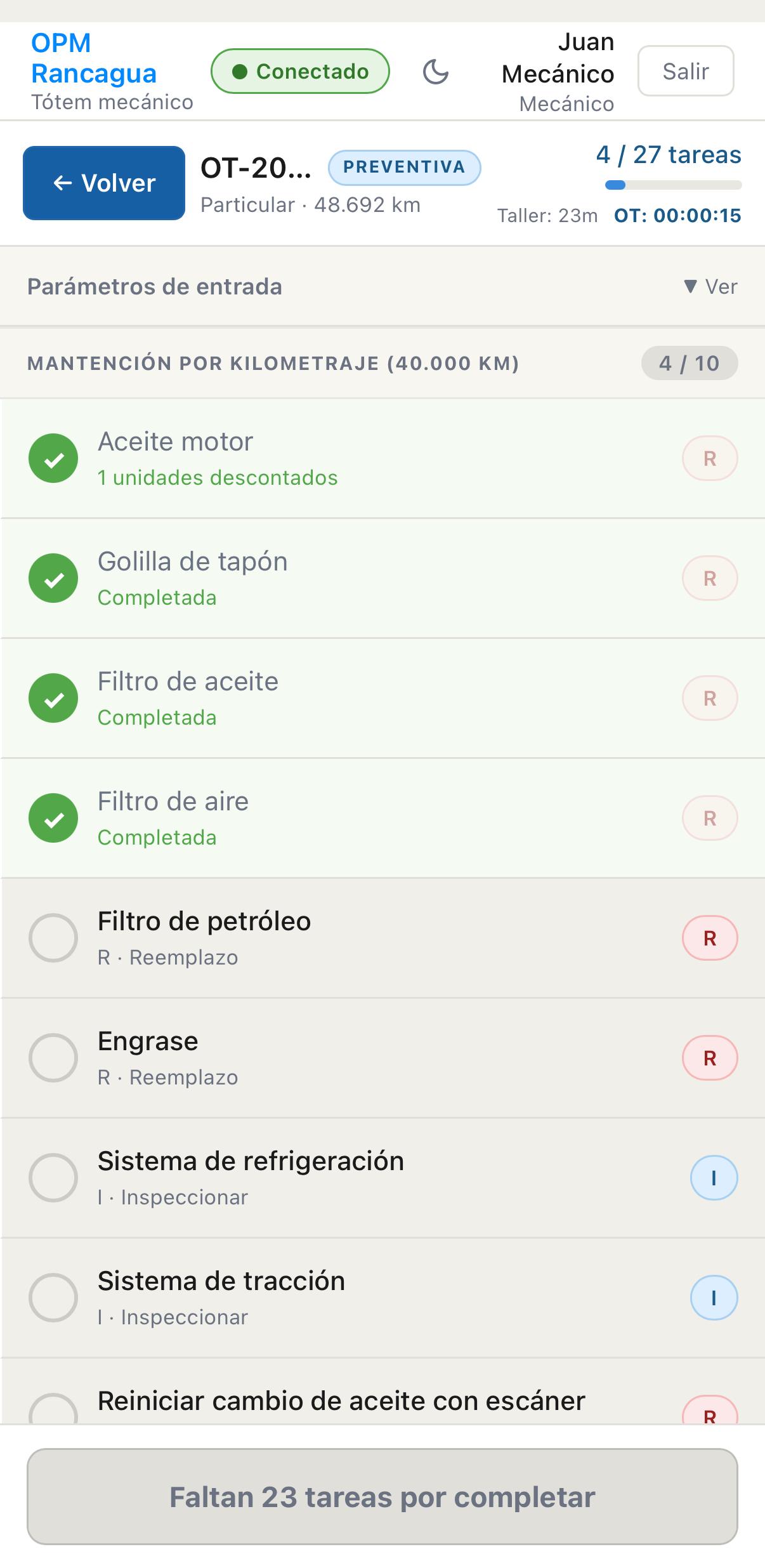 Mecánico completando checklist de tareas por kilometraje en tiempo real